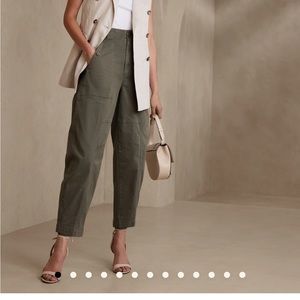 Banana Republic barrel pant in olive green. Wore once! Size 2